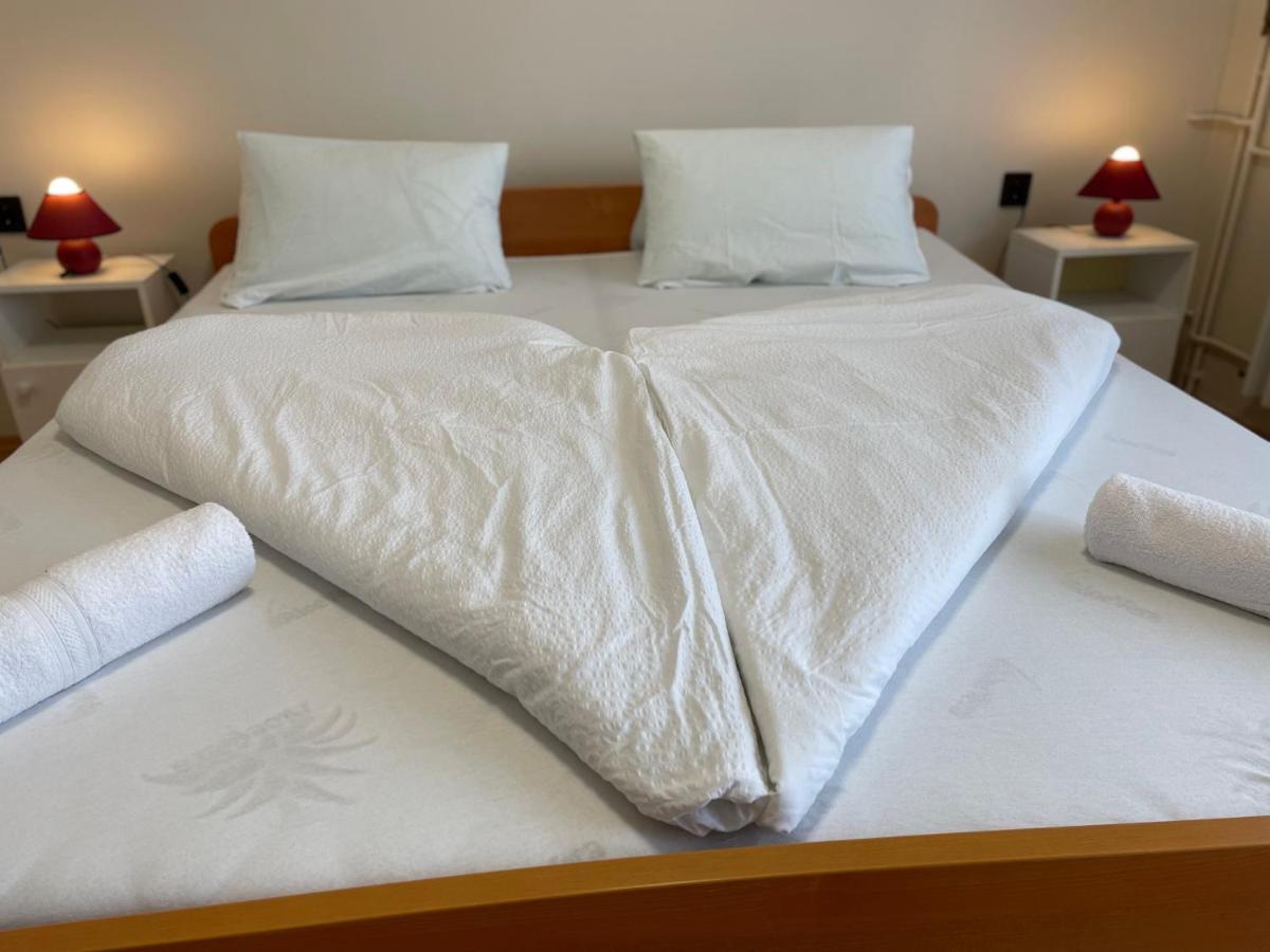 Pingvin Cukraszda Apartman Felso Szint Balatonmariafurdo Bagian luar foto